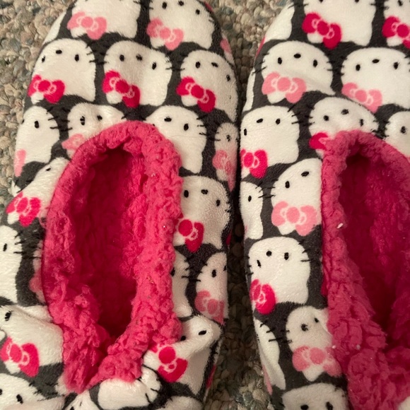 Sanrio Hello Kitty Pink House Slippers Bundle - Picture 7 of 9